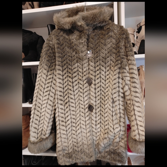 Faux Fur jacket with hood - Picture 2 of 13